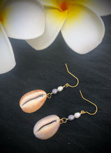 Load image into Gallery viewer, MERMAID PEARL DROPS – EARRINGS